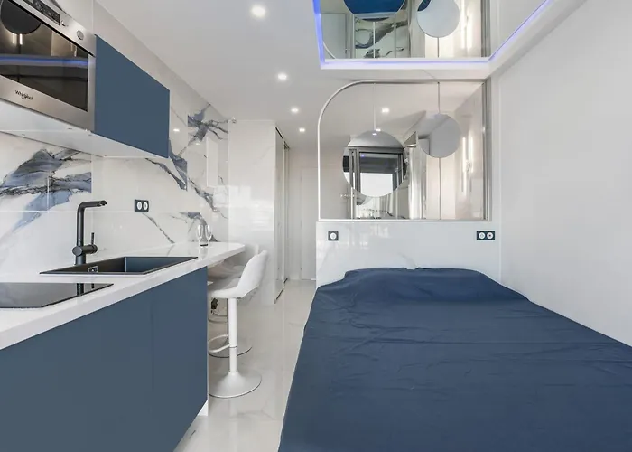 Naturiste Cap D'agde Heliopolis F 49 *